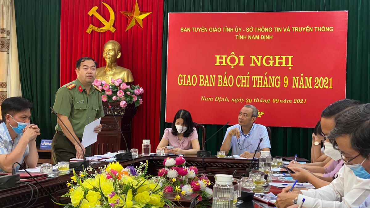 Đại tá Bùi Quyết Toán thông tin tại hội nghị.