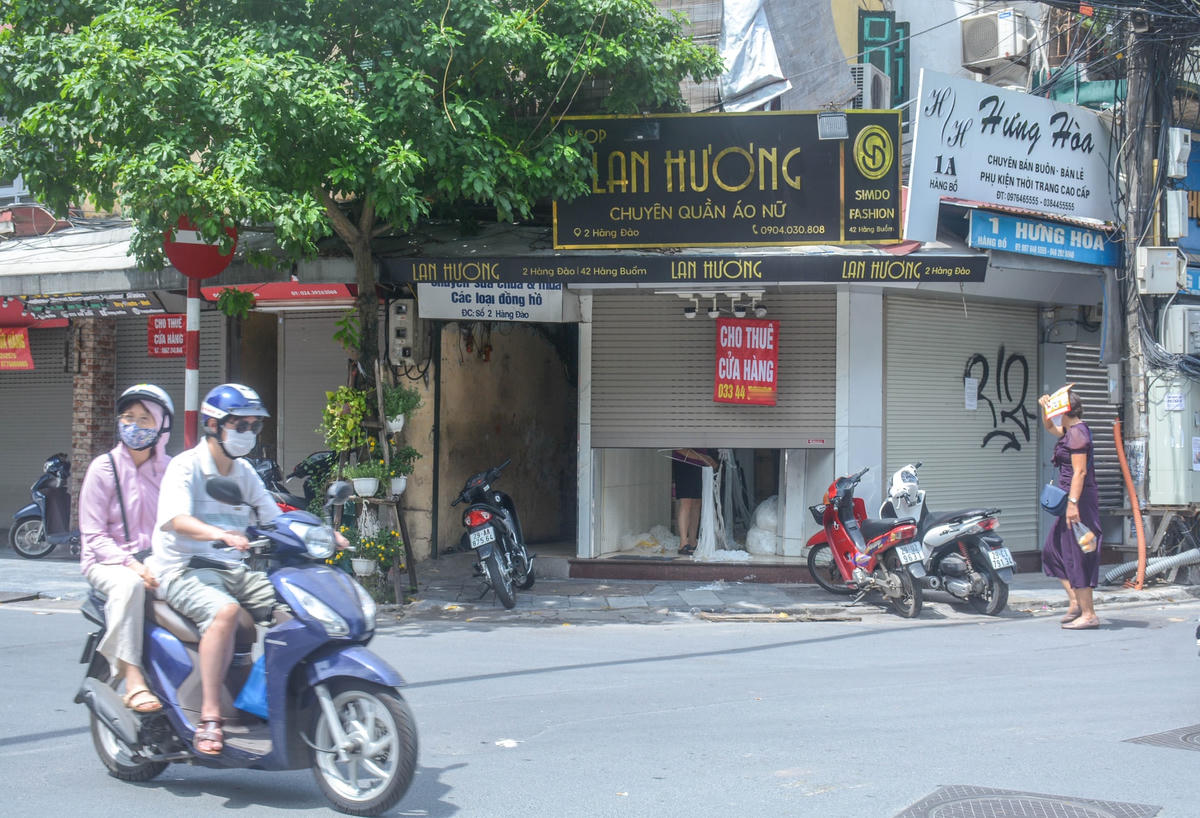Nằm ở vị trí ngay ngã tư Hàng Đào - Hàng Bồ cửa hàng buôn bán quần áo đang dọn dẹp cho thuê lại cửa hàng do không đủ kinh tế duy trì.