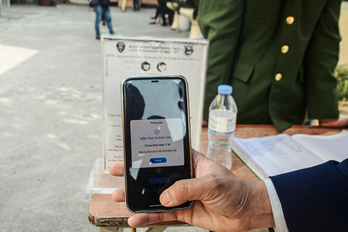 Người dân đến cơ sở đăng ký xe đều phải quét mã QR đảm bảo công tác phòng chống dịch Covid- 19.