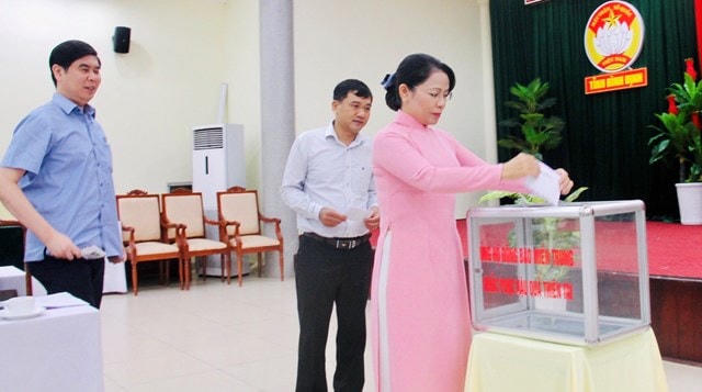 Mặt trận tỉnh Bình Định quyên góp, ủng hộ đồng bào miền Trung, khắc phục hậu quả thiên tai.