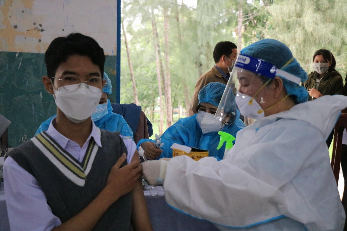Hiện nay, Sở Y tế tỉnh Thừa Thiên-Huế đã tiếp nhận 40.950 liều vaccine Pfizer từ Bộ Y tế đã phân bổ để các địa phương tiêm cho trẻ từ 12-17 tuổi. Việc triển khai tiêm theo lộ trình từ lứa tuổi cao đến lứa tuổi thấp.