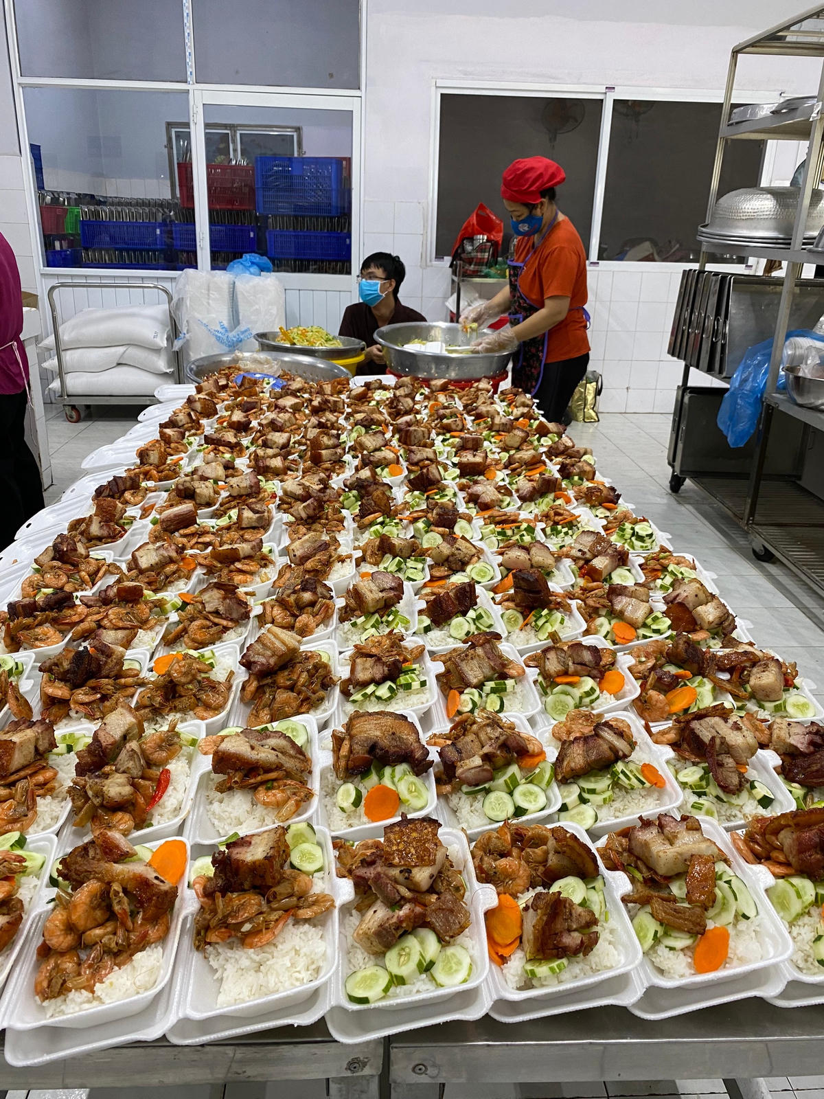 Những suất ăn từ thiện do người dân TP HCM tự nấu để sẽ chia với người nghèo. Ảnh: Hồng Lĩnh
