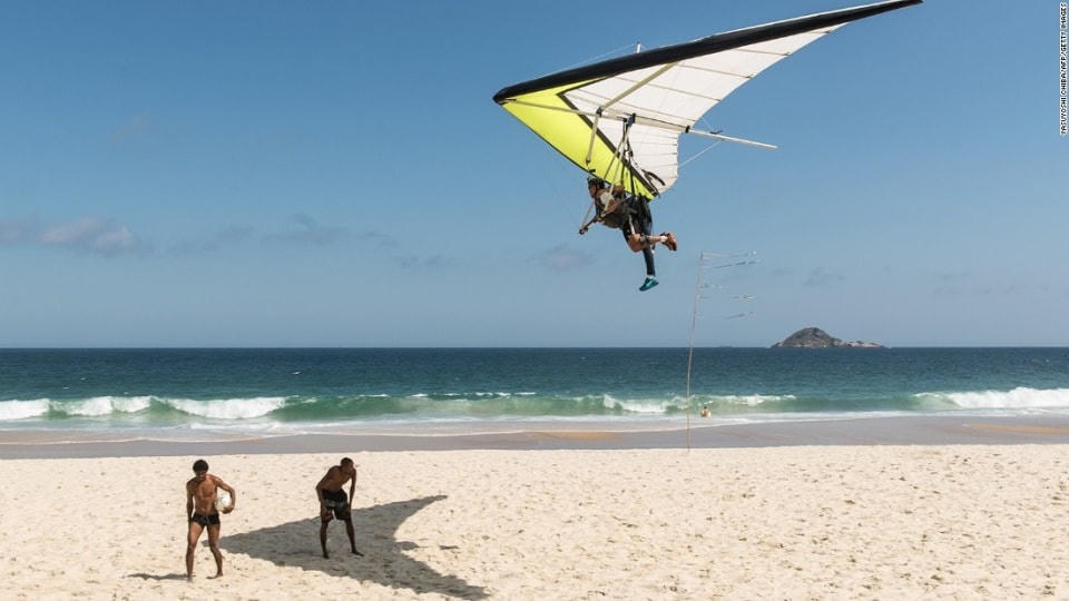 Ngắm phong cảnh thành phố Rio de Janeiro (Brazil) từ trên không cùng một chiếc tàu lượn sẽ là cảm giác khó quên.
