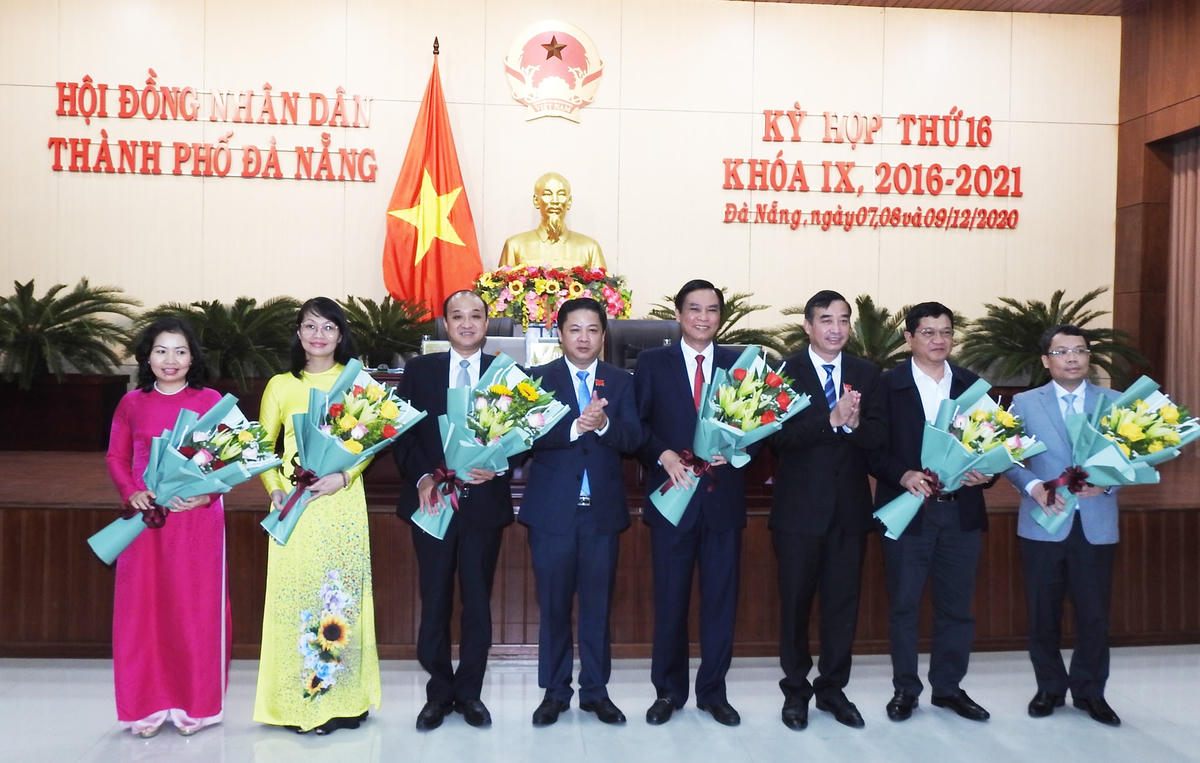 Ông Lê Quang Nam (thứ 3 từ trái sang), được HĐND TP Đà Nẵng bầu làm Phó Chủ tịch UBND TP (nhiệm kỳ 2016 - 2021). Ảnh Thanh Tùng