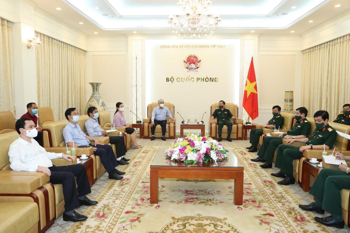 Quang cảnh buổi trao tiền hỗ trợ.