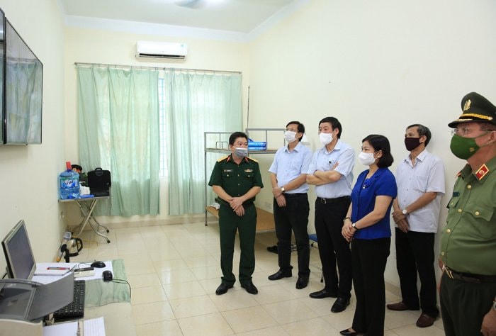 Phó Bí thư Thường trực Thành ủy Nguyễn Thị Tuyến kiểm tra tại khu cách ly tập trung Trường Cao đẳng kinh tế Công nghiệp Hà Nội. 