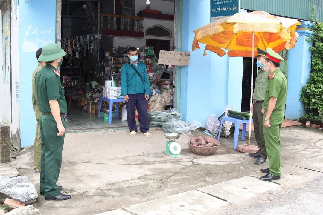 Người dân trong thôn được tuyên truyền, nhắc nhở thực hiện các biện pháp phòng dịch.