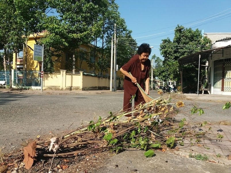 Bà Thái Thị Hồng vẫn ngày ngày làm sạch đẹp cho làng xóm.