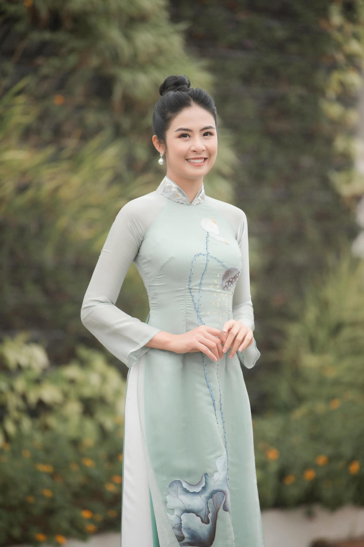 Hoa hậu Ngọc Hân thướt tha trong tà áo dài. 