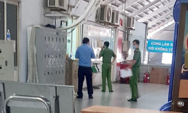 Công an điều tra hiện trường vụ án.  