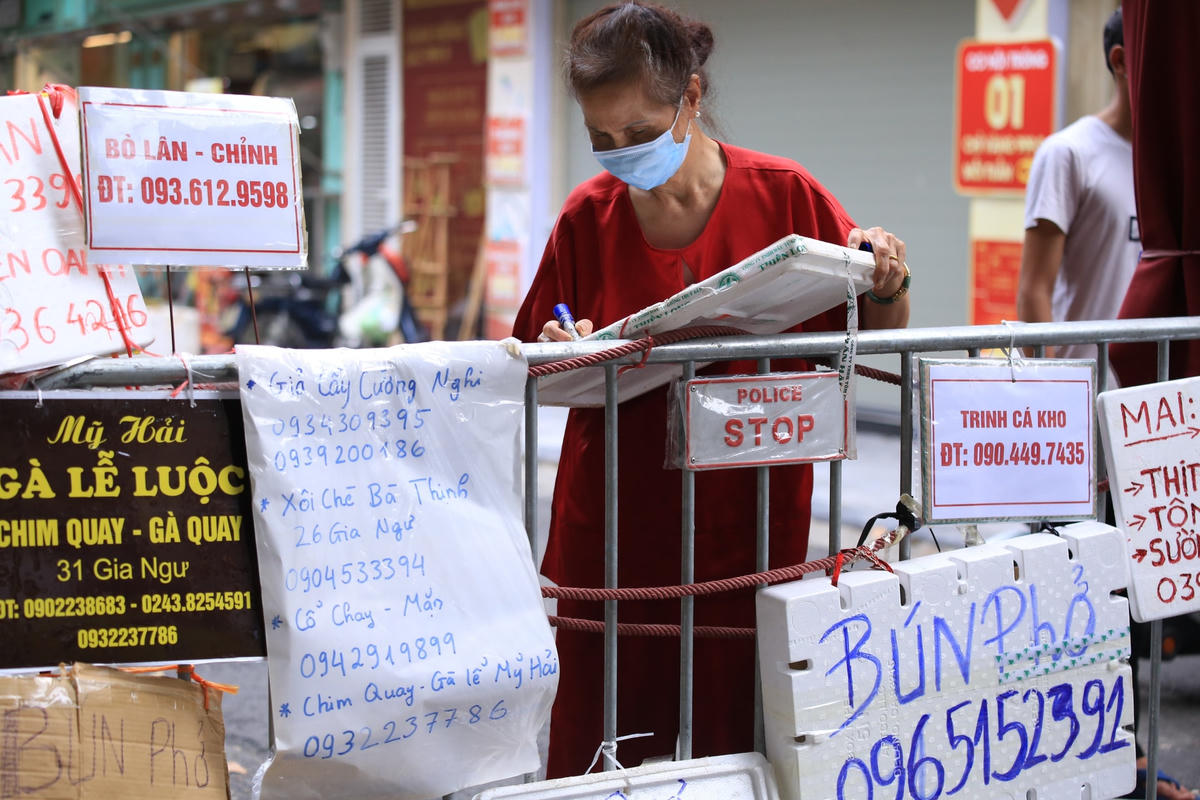 Bà Minh phải ghi rõ mặt hàng cửa hàng buôn bán kèm số điện thoại để khách hàng liên hệ khi cần mua hàng.