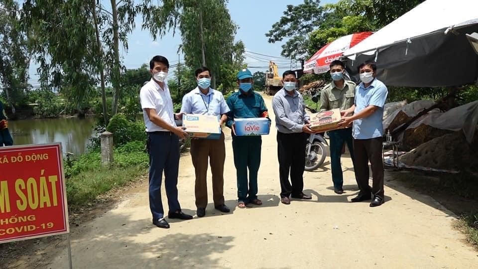 Phó Bí thư Thường trực Huyện ủy Nguyễn Nguyên Hùng tặng quà cho chốt kiểm dịch liên xã Đỗ Động - Thanh Văn.