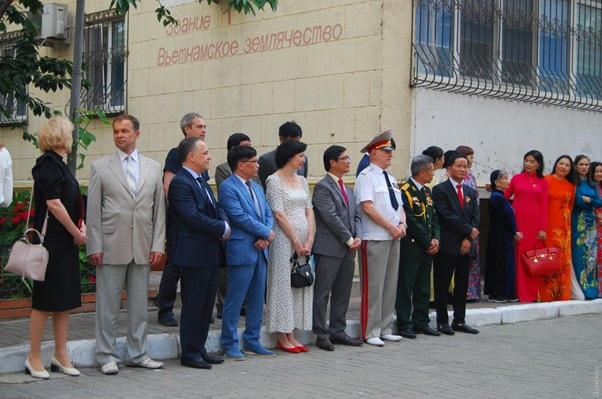 Đại sứ Việt Nam tại Ucraina cùng đại diện cơ quan chính quyền tỉnh, thành phố Odessa đến dự.  