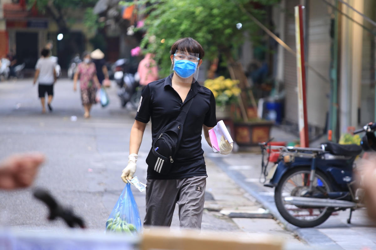 Người dân phải thực hiện nghiêm quy định 5K của Bộ Y tế khi mua hàng tại chợ Hàng Bè trong thời gian giãn cách xã hội.