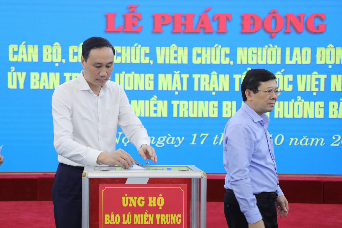 Các vị trong Ban Thường trực UBTƯ MTTQ Việt Nam ủng hộ đồng bào miền Trung bị bão lũ.
