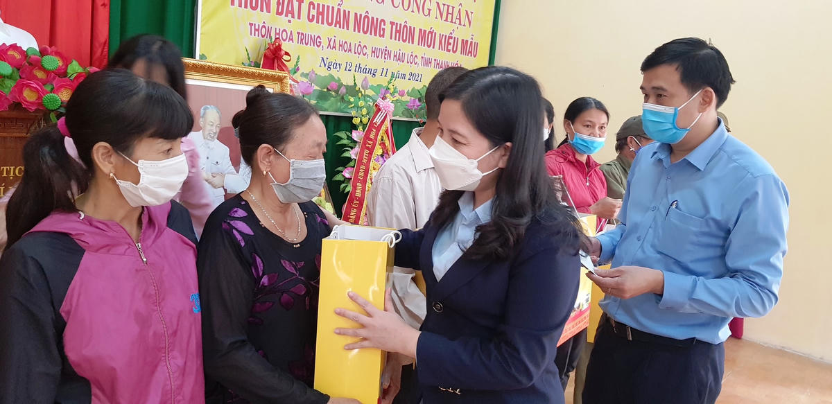 Bà Phạm Thanh Thủy tặng quà cho các hộ gia đình có hoàn cảnh khó khăn ở thôn Hoa Trung.
