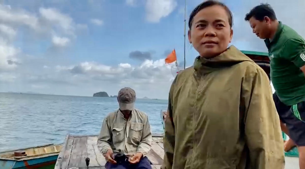 Chị Thúy, người đàn bà hiếm hoi mưu sinh bằng nghề lặn biển.
