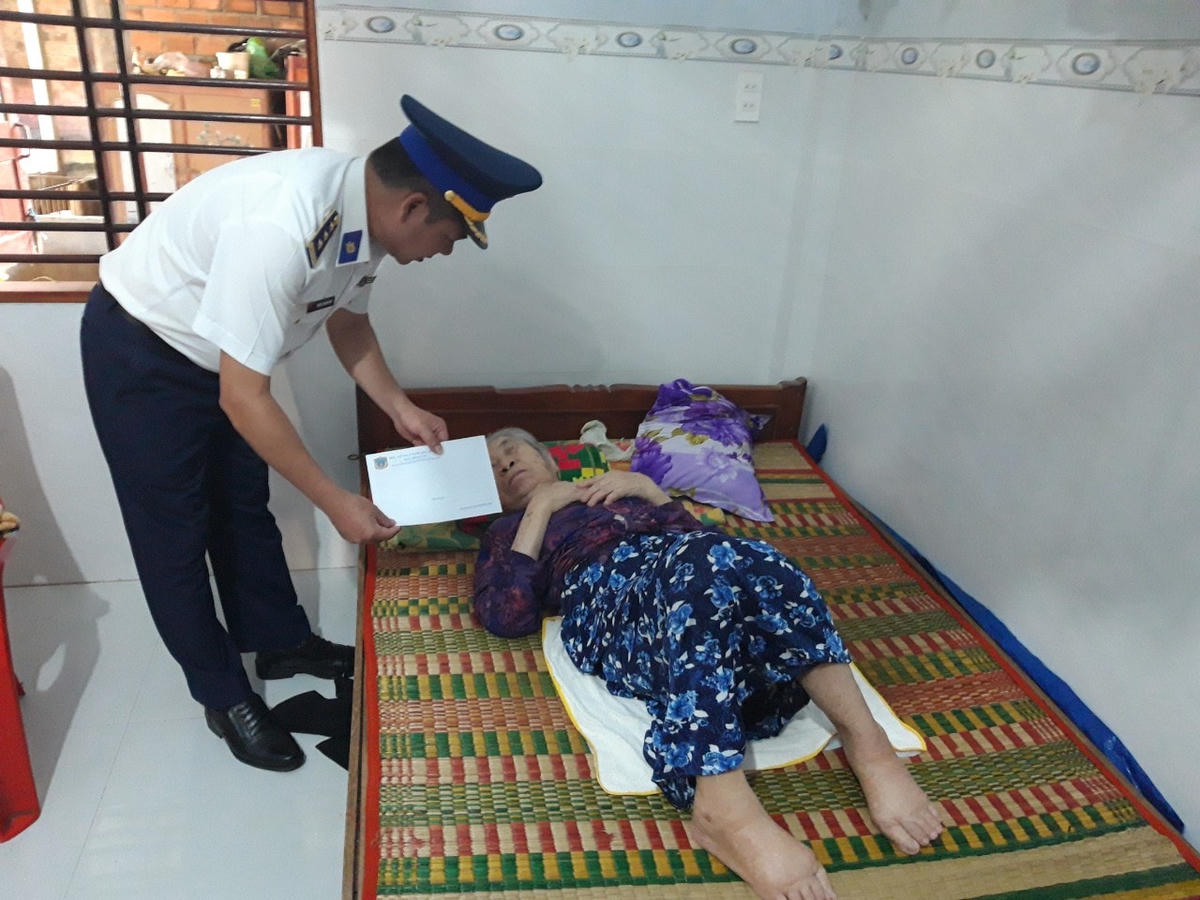 Thượng tá Triệu Quang Quy trao quà và động viên mẹ Bành Thị Đón tại xã Hoài Mỹ, thị xã Hoài Nhơn.