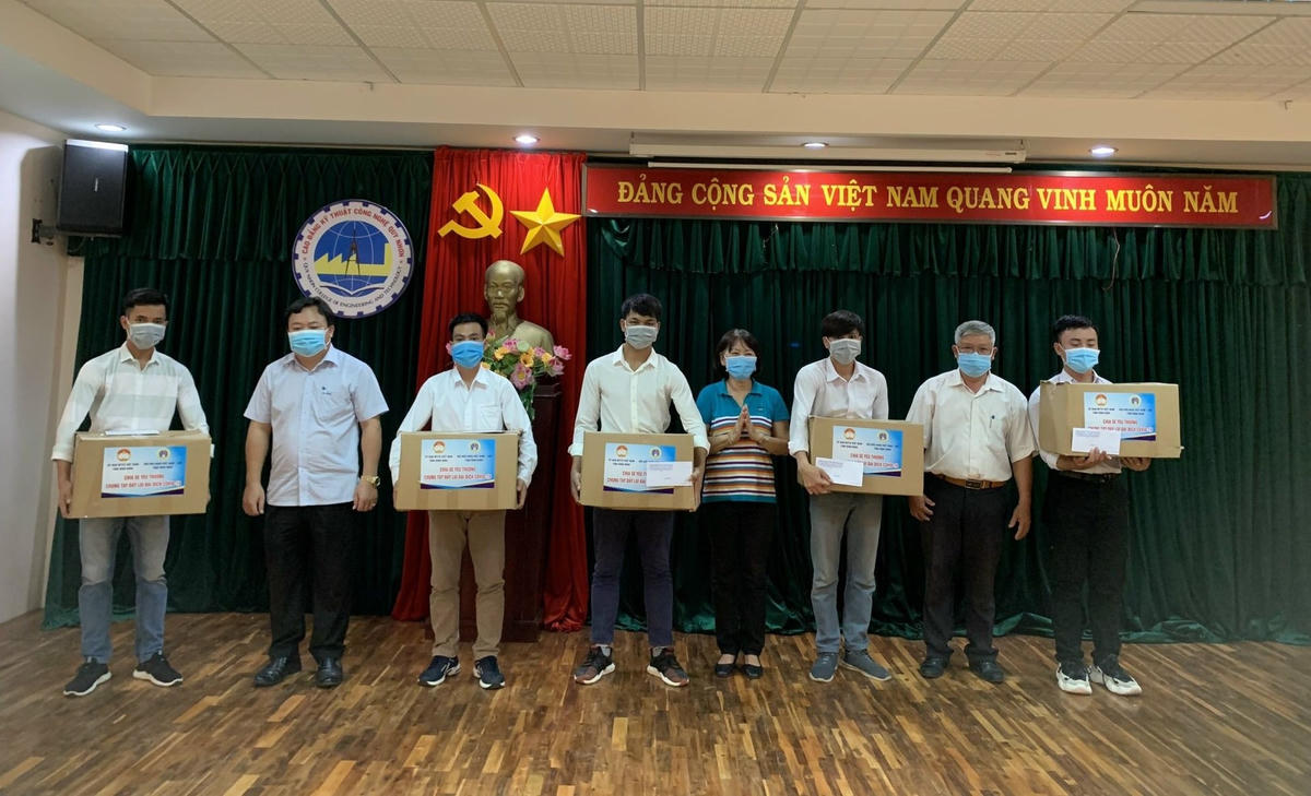 Ủy ban MTTQ Việt Nam tỉnh Bình Định và Lãnh đạo Hội Hữu nghị Việt Nam - Lào trao quà cho đại diện 05 em sinh Lào của Trường Cao Đẳng Kỹ thuật Công nghệ Bình Định.