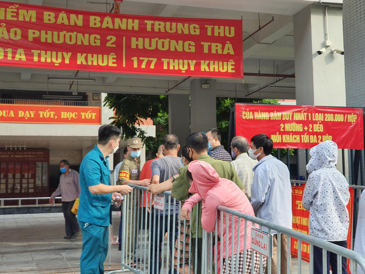 Trường Tiểu học Chu Văn An trở thành địa điểm bán hàng.