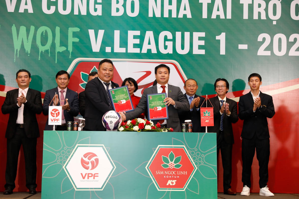 Phó chủ tịch HĐQT - Tổng giám đốc VPF Nguyễn Minh Ngọc và ông Trần Hoàn chính thức ký hợp đồng tài trợ cho V.League với thời gian 3 năm liên tiếp