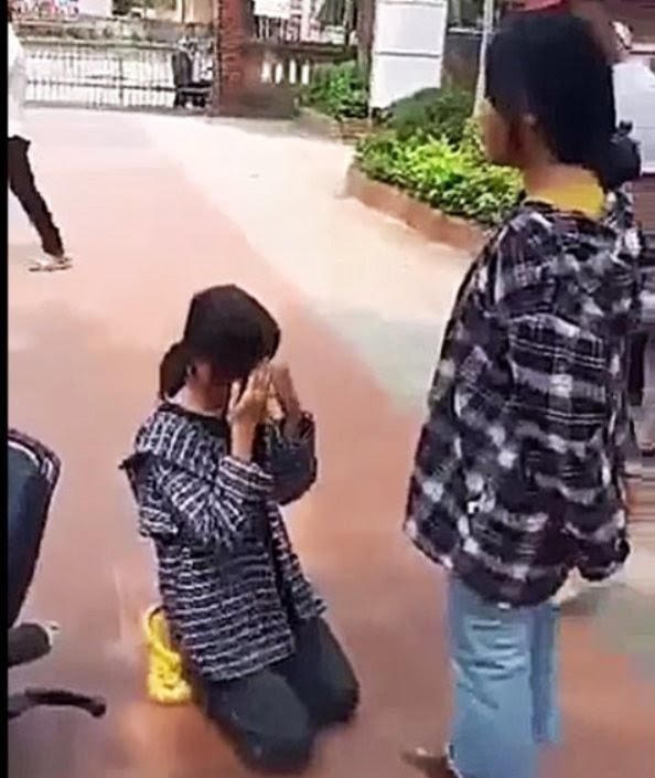 Học sinh Tr. rơm rớm nước mắt khi bị ép quỳ gối giữa chốn đông người.