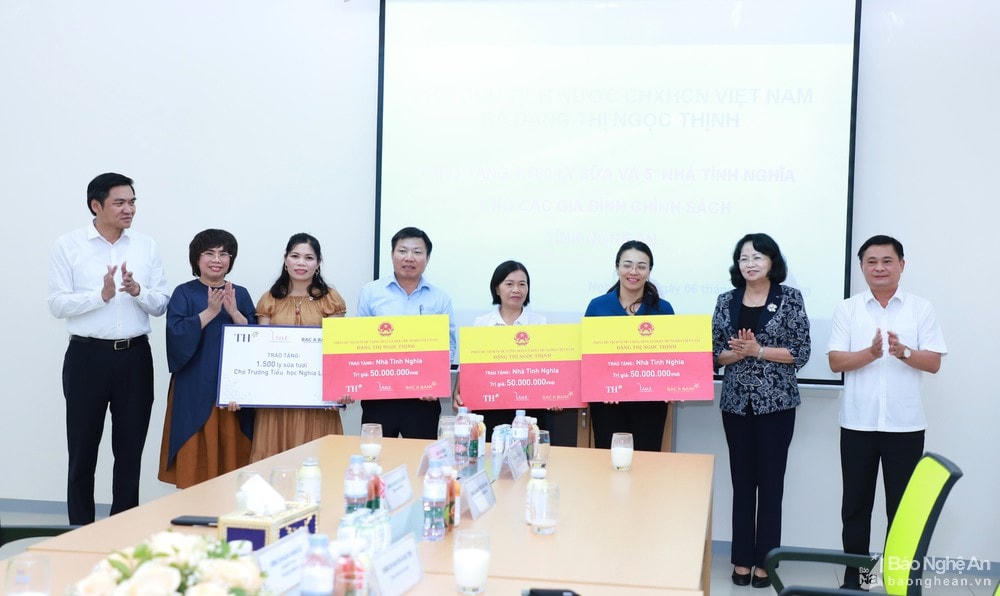 Trước đó, bà Đặng Thị Ngọc Thịnh, Phó Chủ tịch nước trao tặng 5 căn nhà tình nghĩa trên địa bàn huyện Nghĩa Đàn.