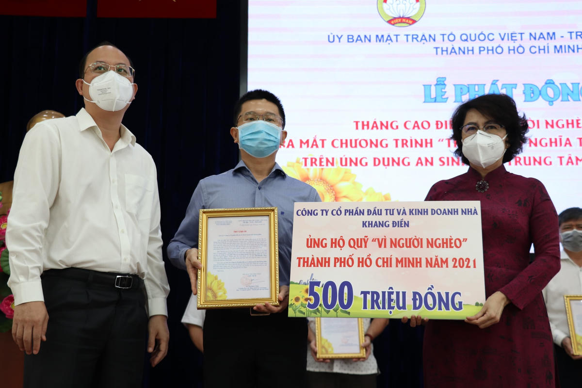 Lãnh đạo TP.HCM tiếp nhận ủng hộ từ một doanh nghiệp tại buổi phát động.