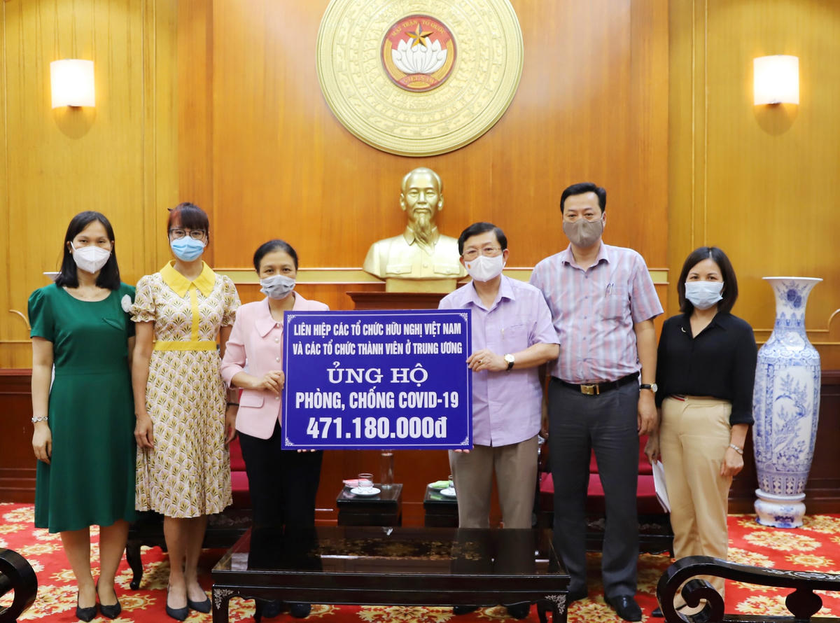 Phó Chủ tịch Nguyễn Hữu Dũng tiếp nhận ủng hộ từ Liên hiệp các tổ chức Hữu nghị Việt Nam.