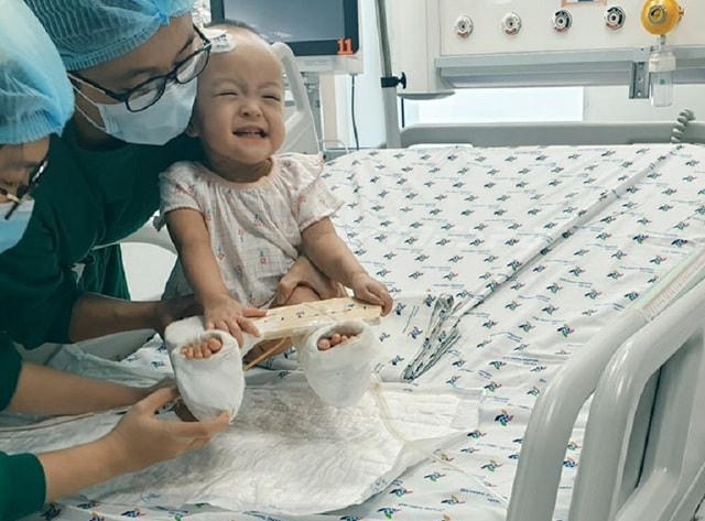 Sau tách dính, cặp Song Nhi lần đầu sum họp, bi bô trò chuyện
