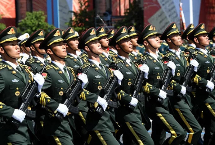 Quân đội Giải phóng nhân dân Trung Quốc diễu hành qua Quảng trường Đỏ.