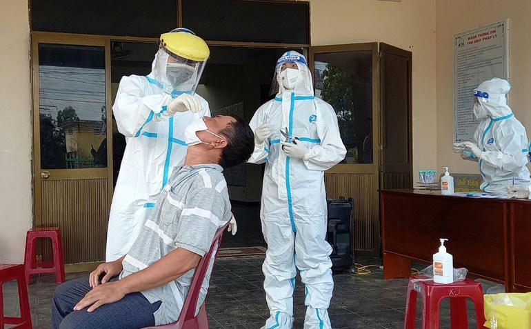 Lấy mẫu xét nghiệm sàng lọc Covid-19 cho người dân Phú Yên.