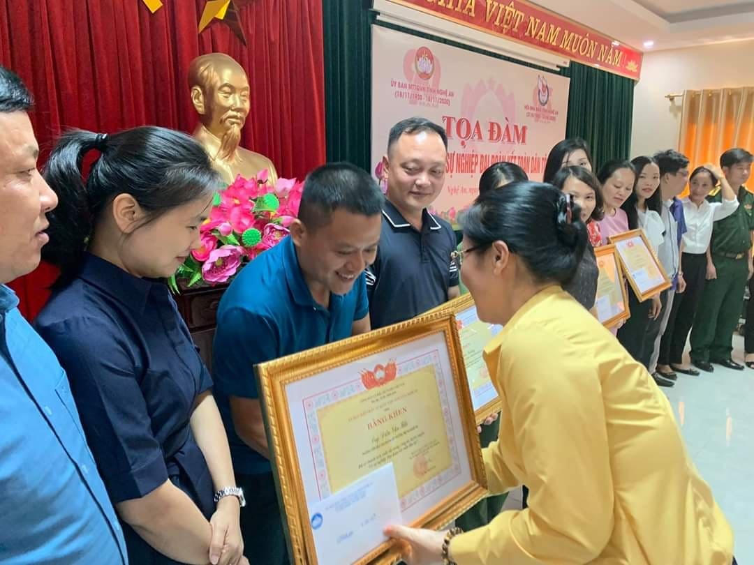 Trao tặng Bằng khen cho 17 nhà báo có thành tích xuất sắc trong công tác tuyên truyền “Vì sự nghiệp Đại Đoàn kết toàn dân tộc”.