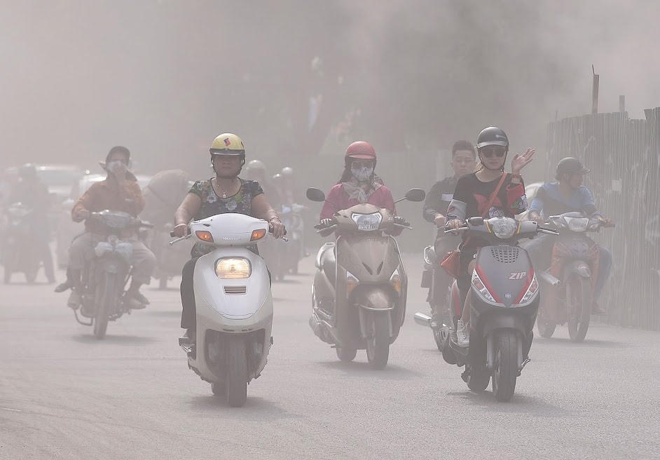 Bụi và khí thải từ các phương tiện giao thông là một trong những nguyên nhân chính gây ô nhiễm không khí. Ảnh Quang Vinh.