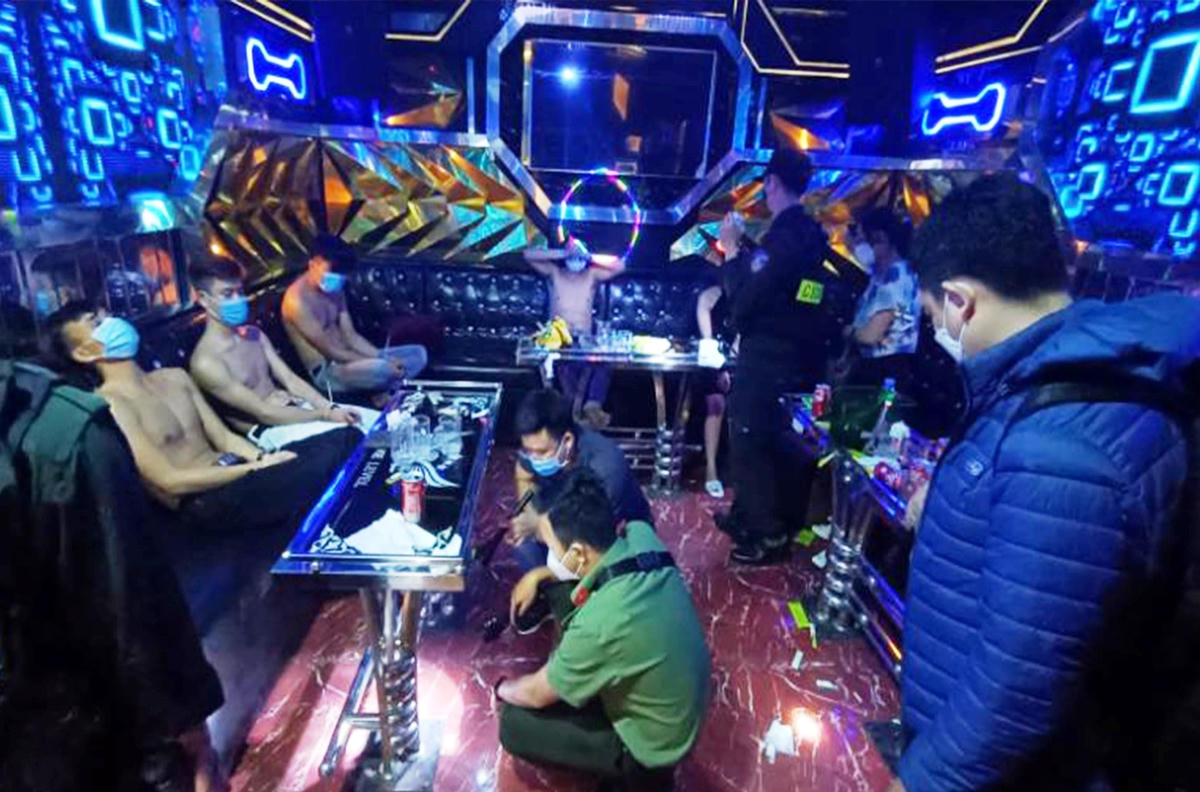 Các đối tượng sử dụng ma túy trong quán karaoke Level. (Ảnh CA Quảng Nam).