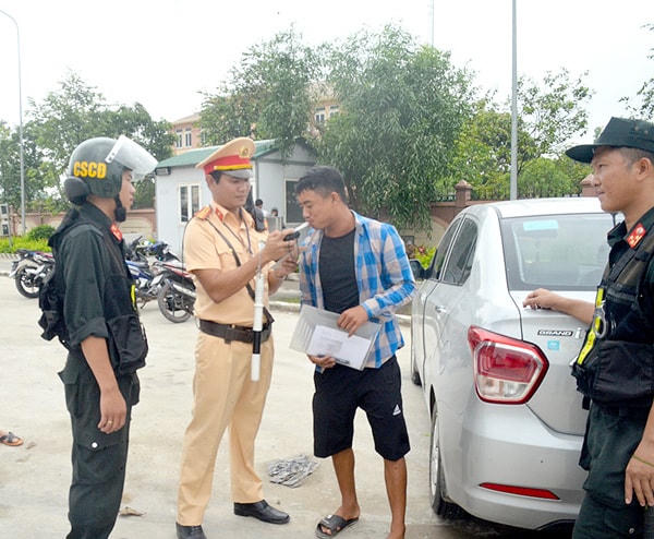 Công an tỉnh Nghệ An kiểm tra xử lý vi phạm giao thông trên QL1. Ảnh. atgt.vn.