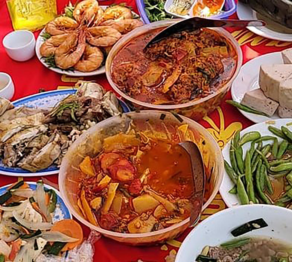Bát canh riêu rươi trong mâm cỗ của người Hà Đông, Thanh Hà, Hải Dương.