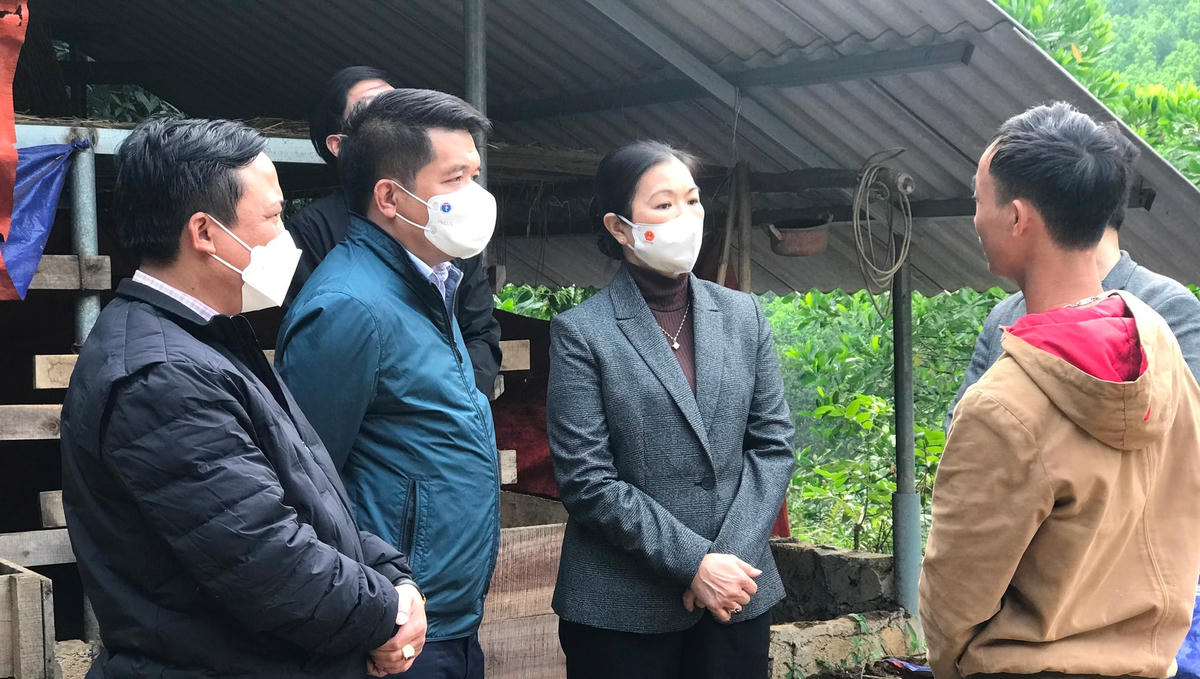 Phó Chủ tịch Trương Thị Ngọc Ánh trao đổi, đề nghị hộ dân được hỗ trợ bò nỗ lực chăn nuôi, phát triển sản xuất, vươn lên thoát nghèo.