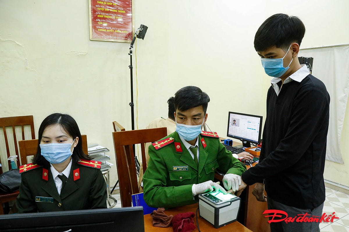 Quy trình công dân làm thẻ chỉ mất 5 -10 phút/bộ hồ sơ, gồm: Tiếp nhận hồ sơ, kiểm tra thông tin, nhận dạng, lăn tay, chụp ảnh.
