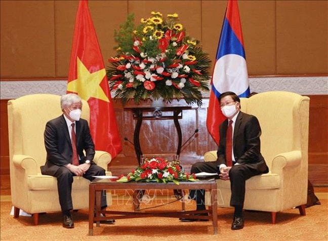 Ông Đỗ Văn Chiến, Bí thư Trung ương Đảng, Chủ tịch UBTƯ MTTQ Việt Nam trao đổi với Tổng Bí thư, Chủ tịch nước Lào Thongloun Sisoulith. Ảnh: Phương Hoa/TTXVN.