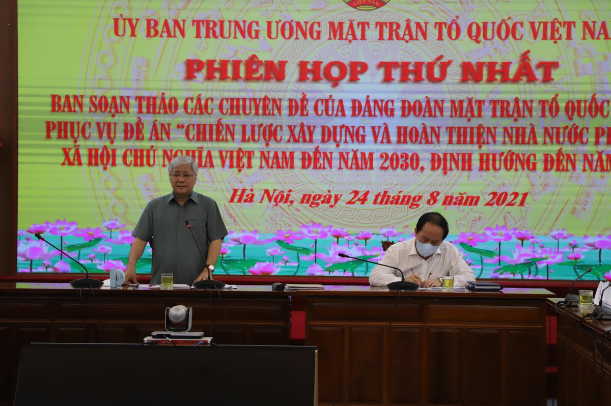 Chủ tịch Đỗ Văn Chiến phát biểu tại phiên họp