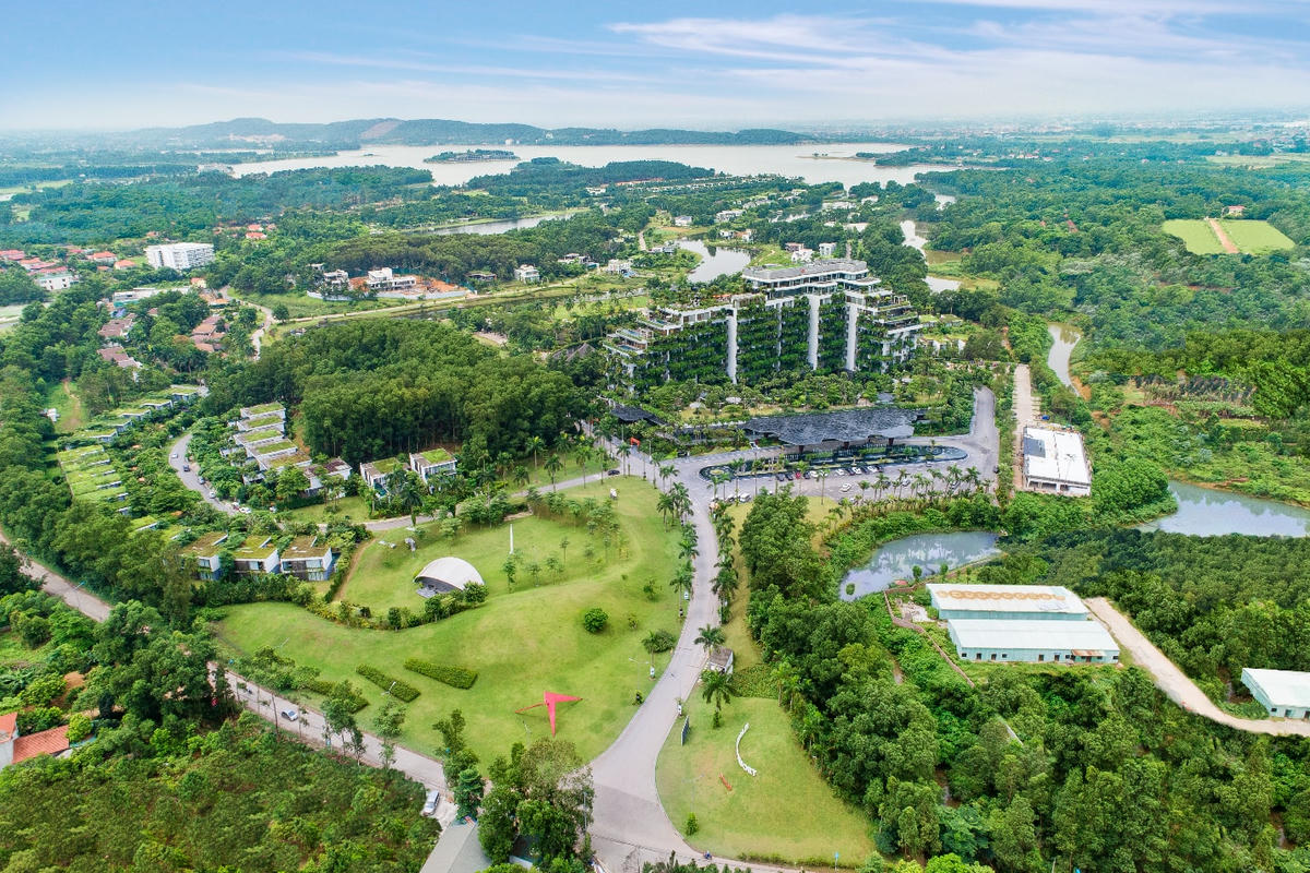 Tòa nhà xanh nhất hành tinh Forest In The Sky tại Đại Lải hơn 70.000 cây xanh và hàng trăm biệt thự biệt lập là lựa chọn lưu trú của rất nhiều du khách.
