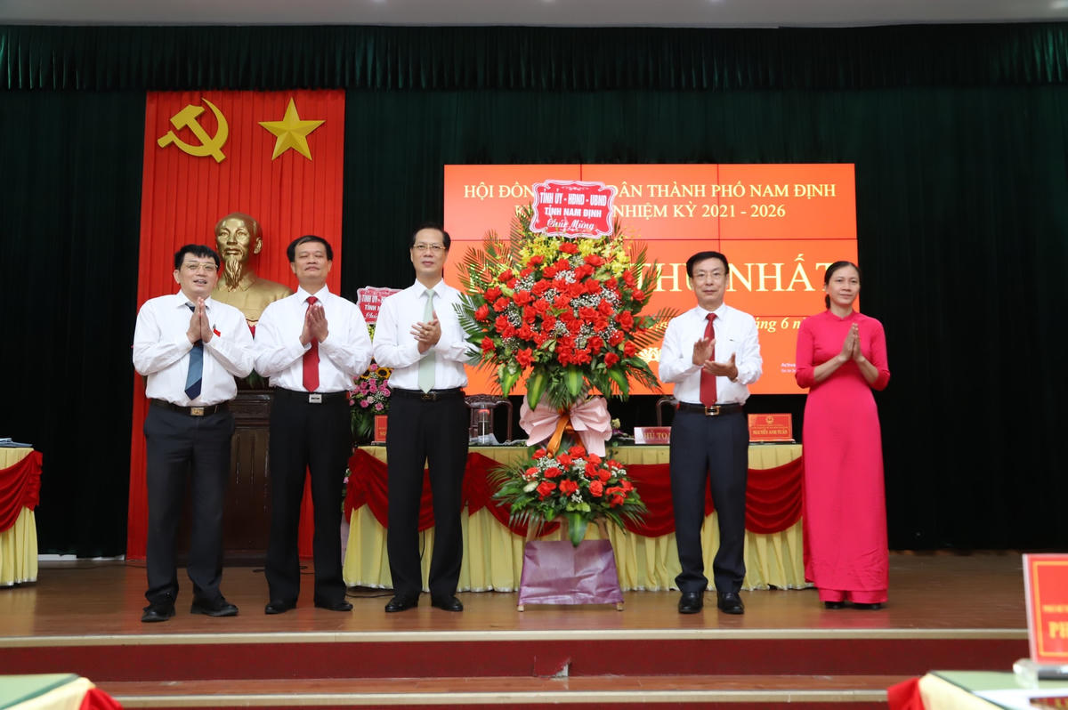 Phó Bí thư Tỉnh ủy, Chủ tịch UBND tỉnh Nam Định chúc mừng ông Nguyễn Anh Tuấn và các lãnh đạo khác của HĐND TP Nam Định vừa được bầu.
