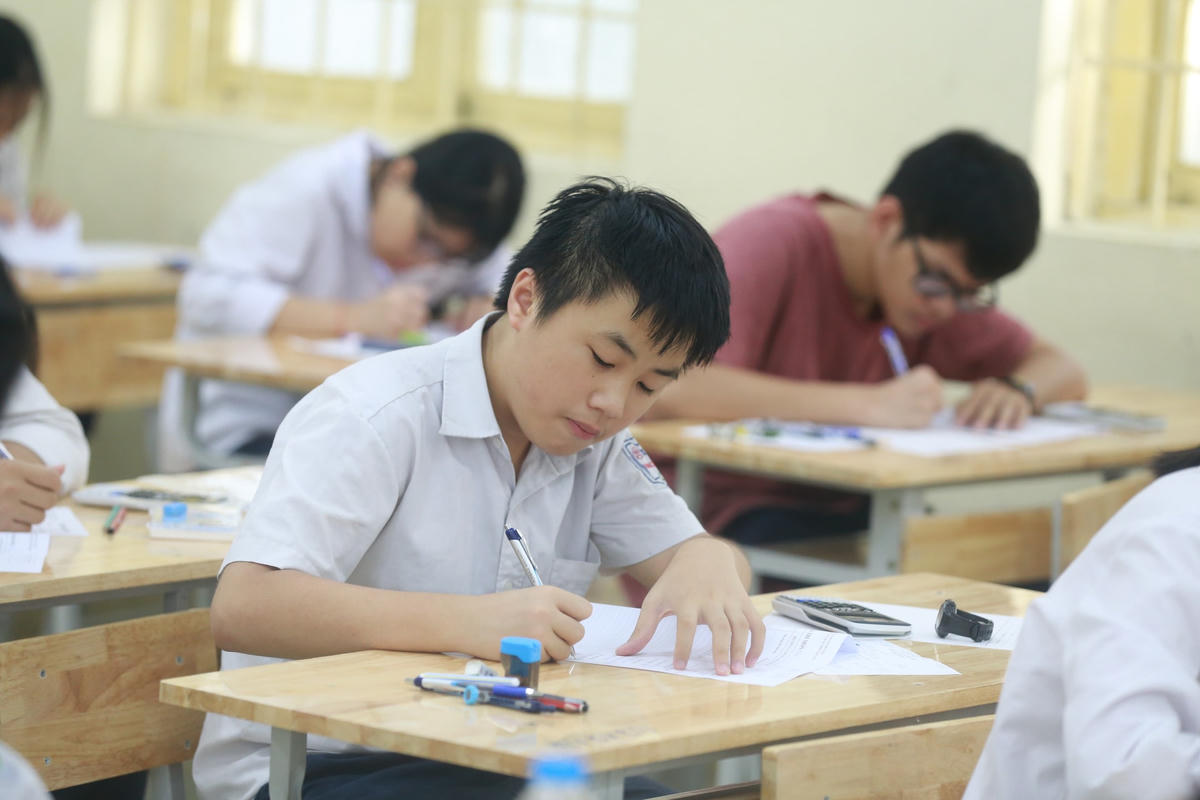 Học sinh “ngụp lặn” trong các kỳ thi thử vào lớp 10. Ảnh: Quang Vinh