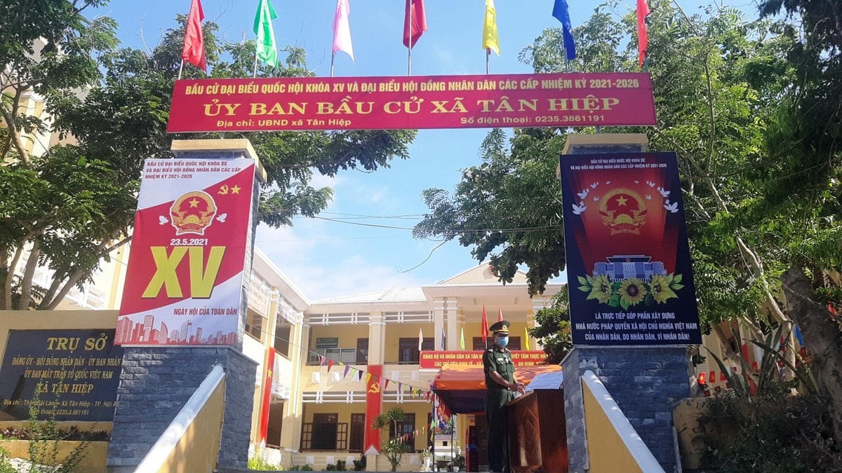 Pano, cờ hoa tuyên truyền bầu cử ở xã đảo Tân Hiệp.
