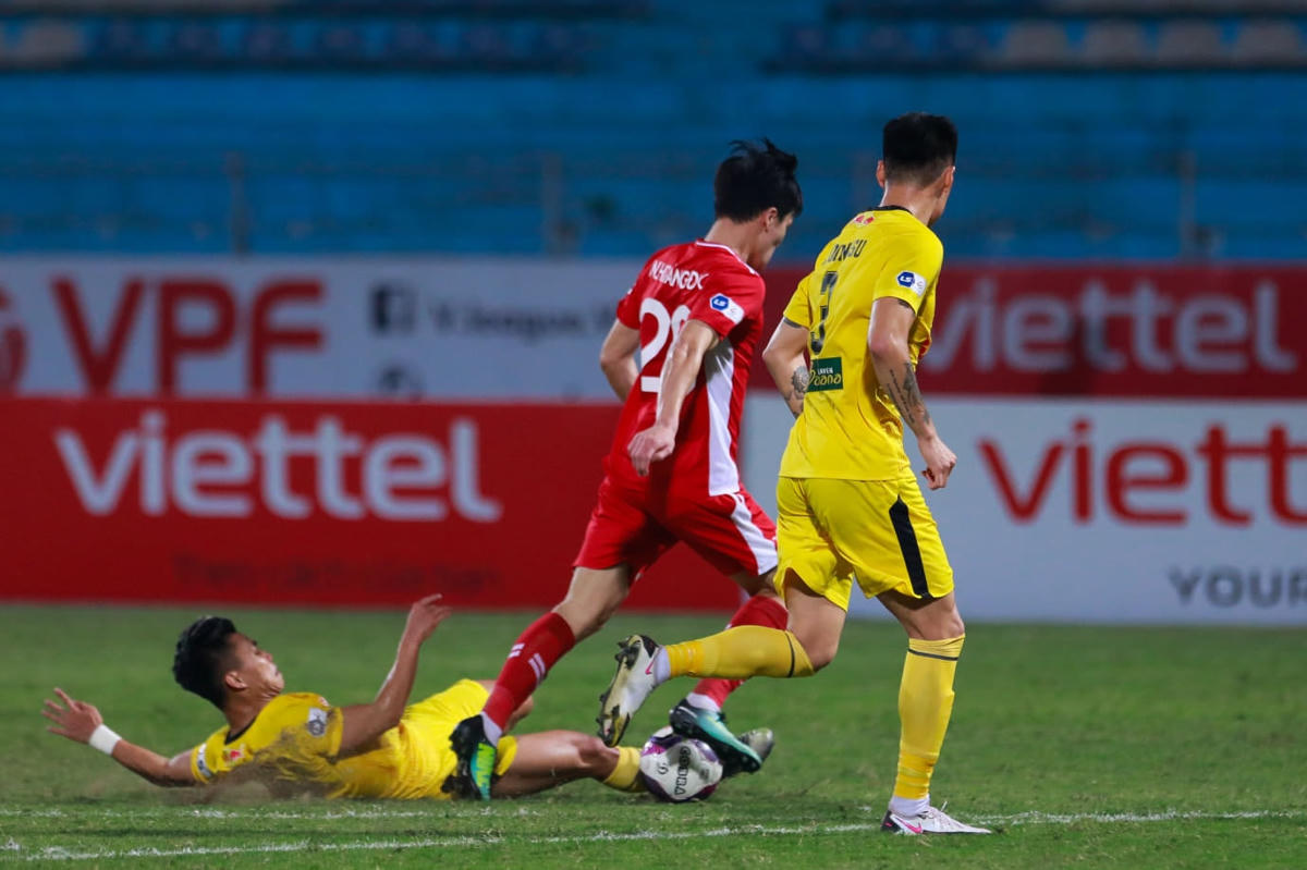 Viettel 0-3 Hoàng Anh Gia Lai: Công Phượng lập siêu phẩm