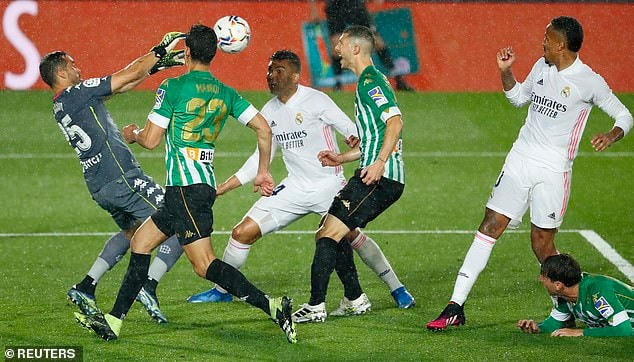 Thủ thành Claudio Bravo của Betis đã nhiều lần làm nản lòng các chân sút Real Madrid.