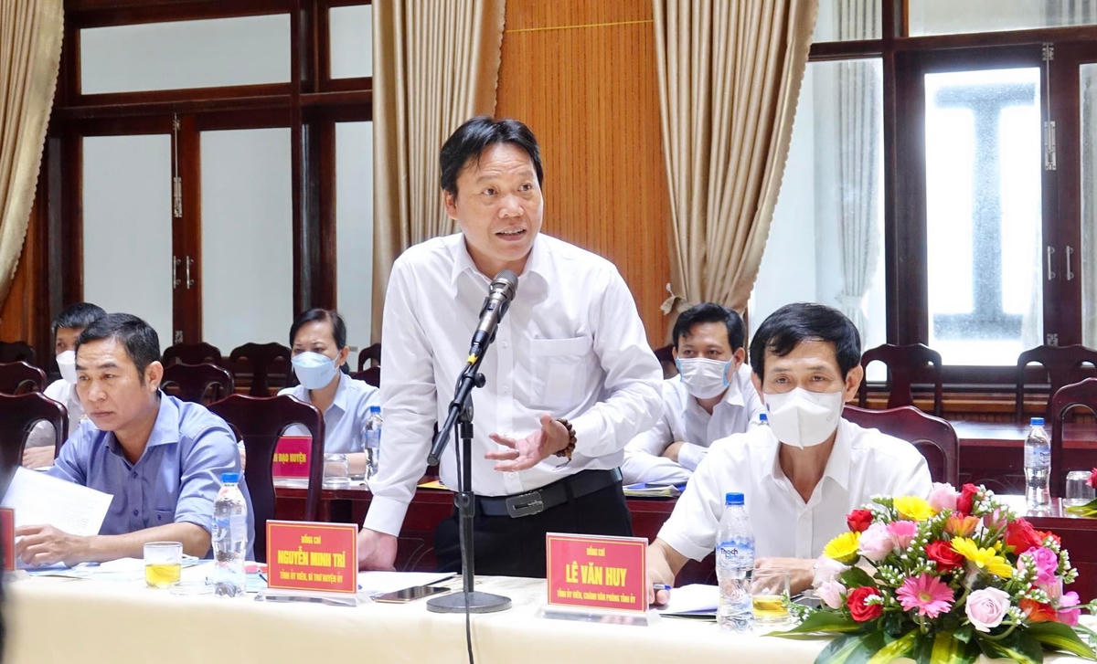 Ông Nguyễn Minh Trí, Bí thư Huyện uỷ Lý Sơn báo cáo kinh tế - xã hội địa phương.