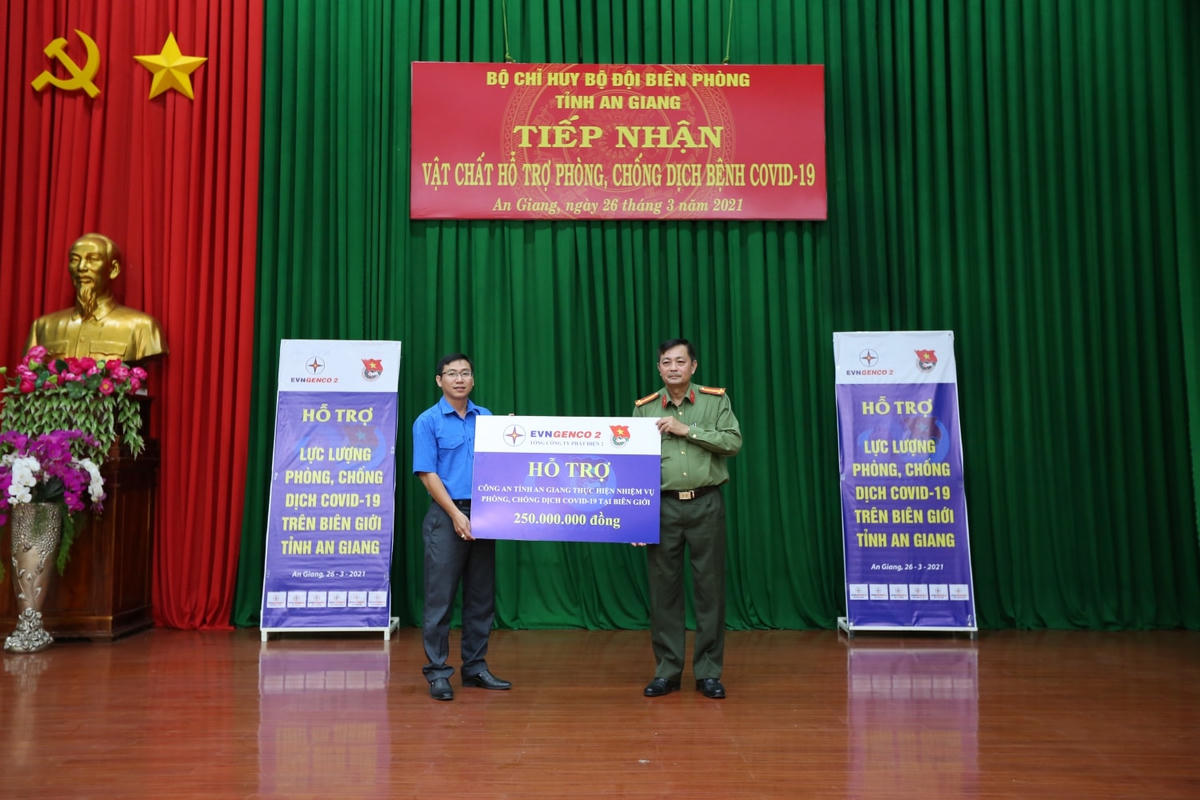 EVNGENCO 2 trao hỗ trợ cho lực lượng tham gia công tác phòng, chống dịch tại biên giới tỉnh An Giang (ngày 26/03).