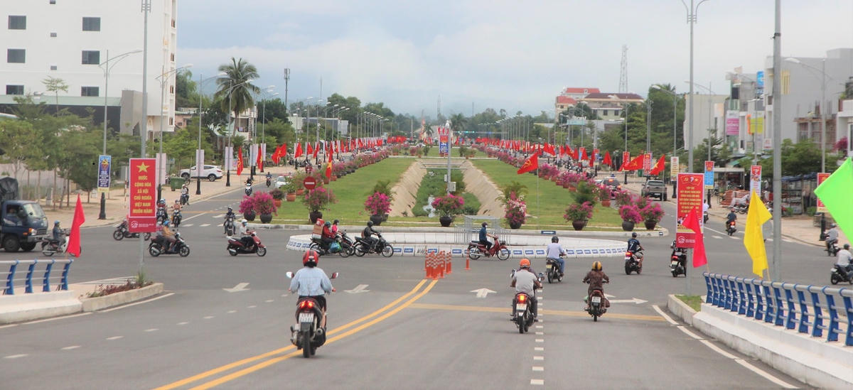 TP Tam Kỳ rực rỡ cờ, hoa chào đón Đại hội Đảng bộ tỉnh.